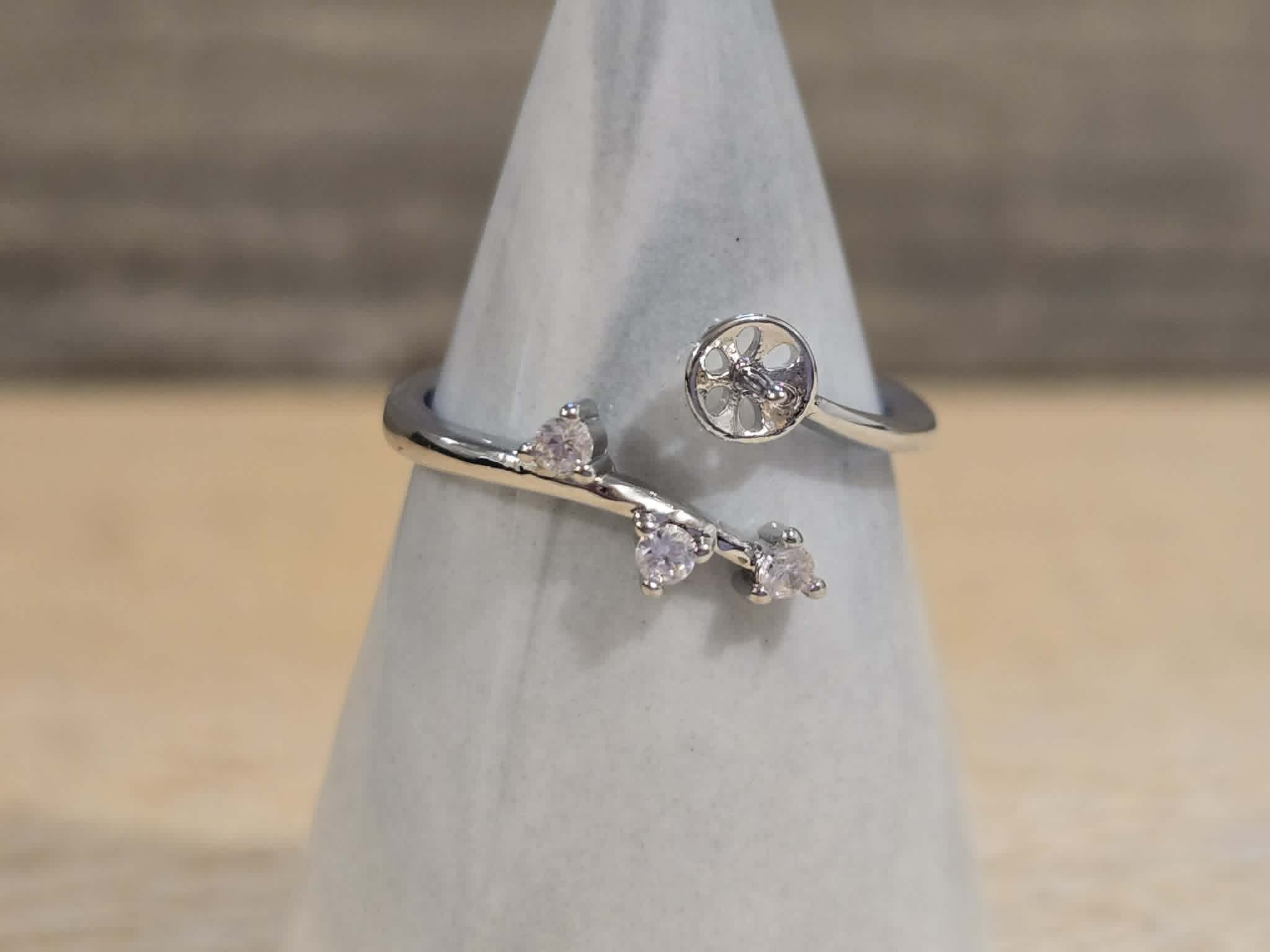 3 Cubic Zirconia Pearl Ring - Oyster Opening